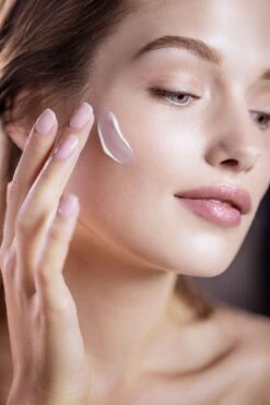 Phyto-Blanc Brightening Protective Moisturizer 9 Phyto-Blanc Brightening Protective Moisturizer -Chantecaille || Charlotte Tilbury Shop 3473311590305 alt1