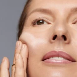 Bobbi Brown Extra Repair Moisture Cream Intense 8 Bobbi Brown Extra Repair Moisture Cream Intense -Chantecaille || Charlotte Tilbury Shop erer agelessmodel showingtexture extrarepairmoisturecreamintense 2000x2000 2